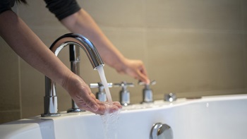 eau chaude dans la salle de bain